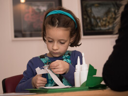 Kézműveskedő gyerekek a múzeumban, fotó: Jancsi László