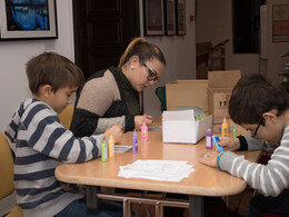Kézműveskedő gyerekek a múzeumban, fotó: Jancsi László