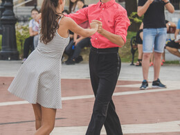 Táncosok a téren, fotó: Jancsi László