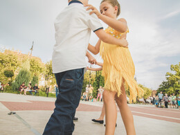 Táncosok a téren, fotó: Jancsi László