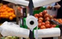 Az Auchan megszünteti üzleteiben a műanyagzacskót