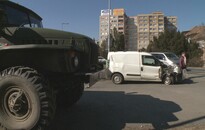Kisteherautó és katonai jármű ütközött Nagykanizsán 