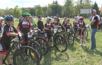 Ifjú kerékpárosok rótták a köröket a Kanizsa Arénánál 