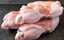 Októberig bizonyosan nem emelkedik a csirke far-hát ára, 480 forint marad az üzemanyag, szilveszterig él a kamatstop