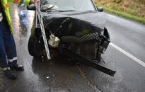 Az útszéli fa állította meg a nedves úton autójával megcsúszó sofőrt