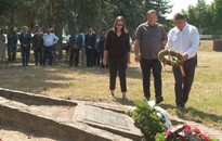 Megemlékezést tartottak a roma holokauszt 78. évfordulója alkalmából a Vár utcai emlékműnél