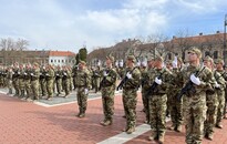 111 katona tett esküt az Erzsébet téren