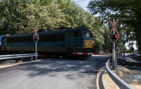 Új, fény- és félsorompóval ellátott vasúti átjárót adott át a közlekedési államtitkár Keszthelyen