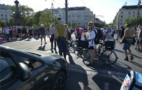 A Margit hídon folytatódtak a tüntetések 
