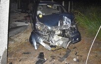 Villanyoszlopot fogott, kerítést szakított, sírköveket tört egy ittas nő autóval Teskándon