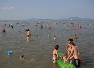 Öt balatoni település szabad strandjai újulnak meg nyárig