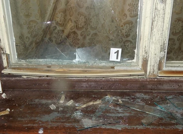 Megrongálta a nyilvános telefont, betörte az iskola ablakait egy hahóti férfi