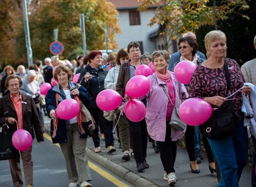 Sétával hívták fel a figyelmet a mellrák elleni küzdelemre
