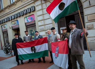 Korhű ruhákban és biciklikkel indultak Budapestre a Thúry Vitézlő Oskola tagjai