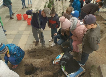 Több mint 20 növényt ültettek el a Rozgonyi-iskolában