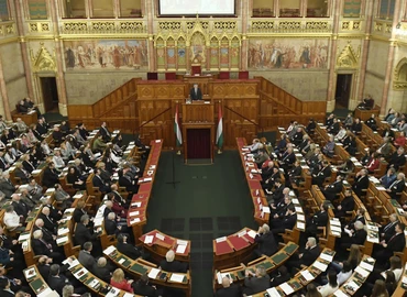 Több mint harminc javaslat elfogadásával zárhatja idei munkáját a parlament