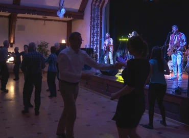 Sokan táncra perdültek a Retro Kávéházi Estéken