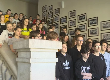 A kommunista diktatúra áldozataira emlékeztek ma a Rozgonyi-iskolában