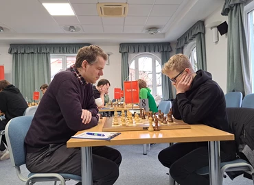 A képen balról látható Medvegy Zoltán ezúttal remizett a sakk csapatbajnokságban