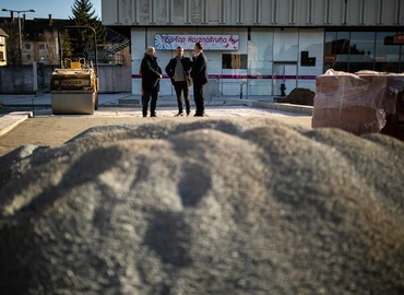 Polgármesteri szemle az Eötvös tér felújítási munkálatainál