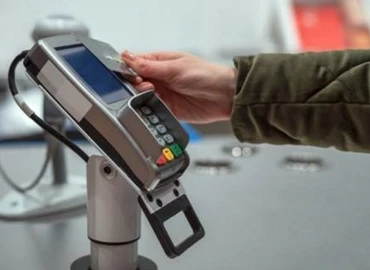 Tizenötezer forintra nő a PIN-kód nélkül engedélyezett, érintéses fizetések határa