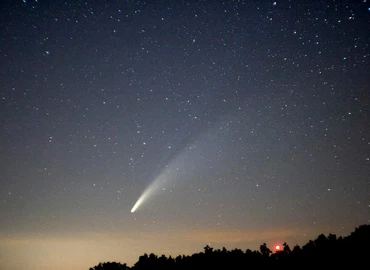 Szabad szemes üstökös látható az esti égen