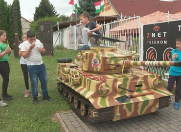 Tigris tank védi a Puncs fagyizót