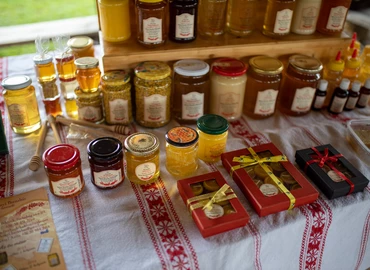 Még mézontófűmézet is vásárolhatnak a látogatók a felsőrajki termelői piacon
