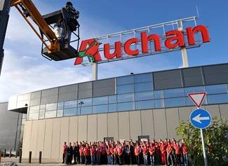 Az Auchan átlagosan 5,6 százalékkal emeli az áruházi dolgozók alapbérét (Frissítve!)