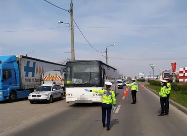 Hétfőtől fokozottan ellenőrzi a teherautókat és a buszokat a rendőrség