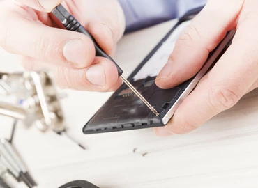 Mobilszolgáltatók: Telefonjavítás helyben, számlafizetés online