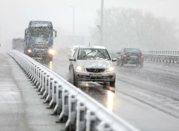Horvátországban és Szlovéniában is komoly közlekedési fennakadásokat okozott a hóesés