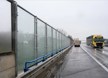 Biztonsági üveg zajvédő falat próbálnak ki az M7 autópályánál