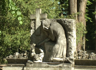 Bremser Gusztáv ezredes síremlékét tisztítják a városi köztemetőben