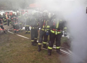 Közösen gyakoroltak a füstben az önkéntes és hivatásos tűzoltók 