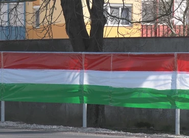 Piros-fehér-zöldbe öltöztette a Balaton utcai korlátot az AK–Aranykor Egyesület