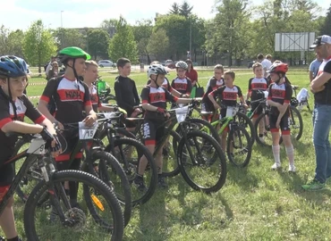 Ifjú kerékpárosok rótták a köröket a Kanizsa Arénánál 