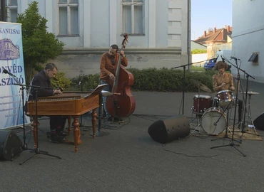 Jazz muzsika dallamai járták át a Plakát Ház udvarát