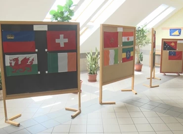 Zászlókiállítással ünnepelték a Föld napját a Rozgonyi-iskolában 