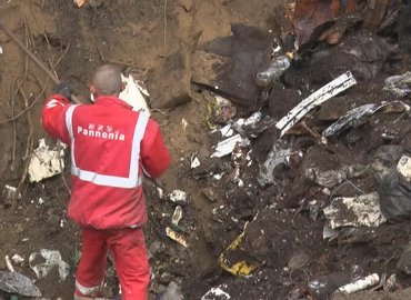 Több száz tonna illegális hulladékot számol fel a napokban a Via Kanizsa Zrt. a Mórichelyi-hegy lábánál
