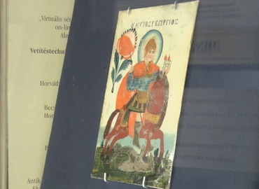 Kiállított üvegképpel emlékeznek Sárkányölő Szent Györgyre a múzeumban 