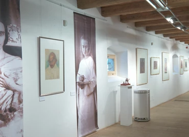 Rokonlelkek: Gandhi és a Brunnerek címmel nyílt kiállítás a Magyar Plakát Házban