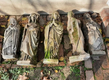 Öt, mohával benőtt szobrot találtak Balatonszentgyörgyön
