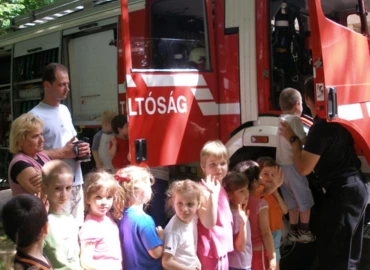 Gyereknapon kinyílnak a tűzoltószertárak kapui