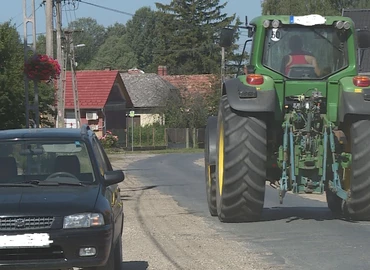 Aratási időszakban különösen figyelni kell a kombájnokra, traktorokra az utakon 