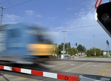 Az autóklub kampányt indít a vasúti átjáróban történő balesetek számának csökkentése érdekében