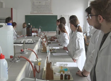 Több iskola diákja is részt vett a kutatóközpont kémiaszakkörén 